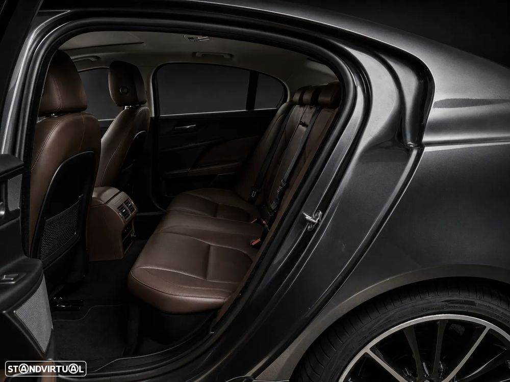 Jaguar XE 20d Aut. Portfolio - 13