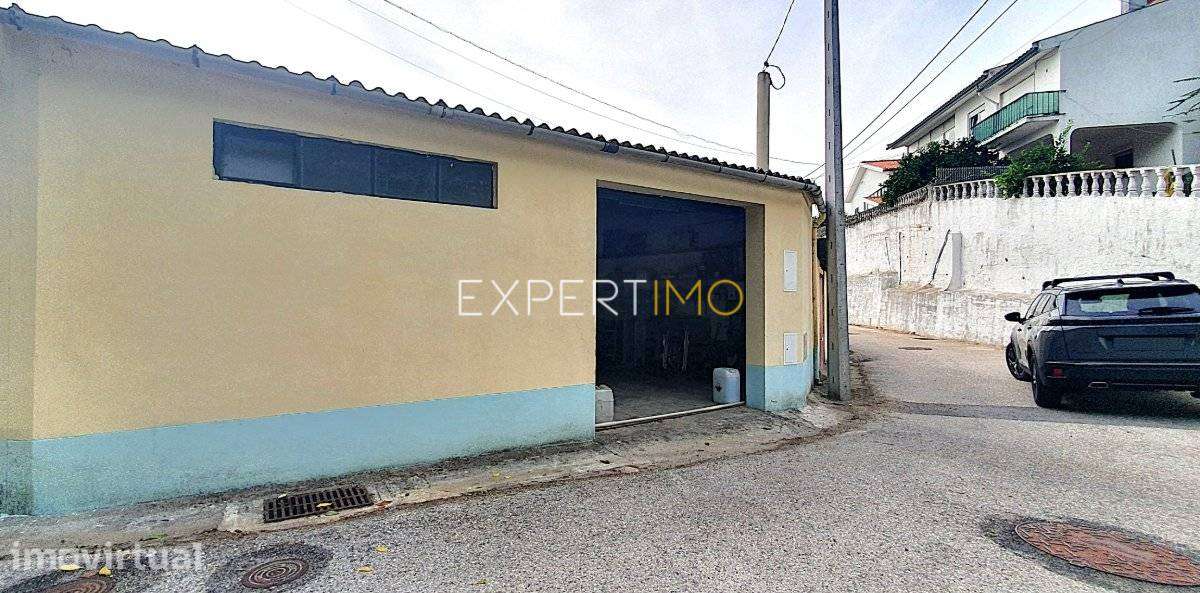 Garagem Ampla Centralizada com Excelente Pé Direito - Grande imagem: 2/8