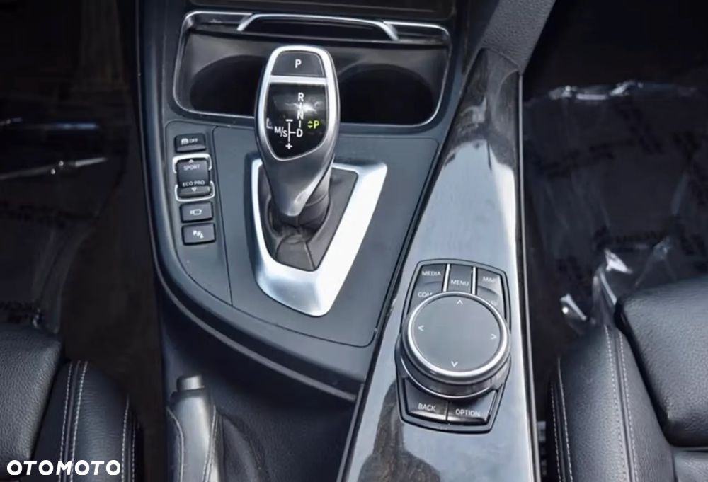 BMW Seria 3 330i xDrive - 17