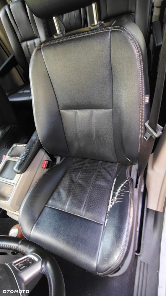 Chrysler Town & Country - 24