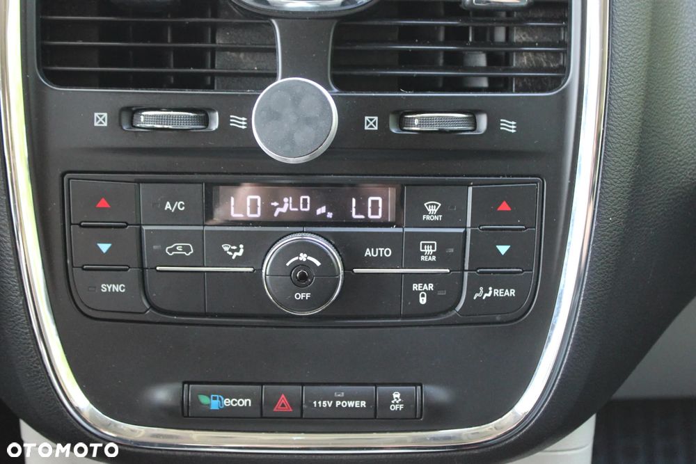 Chrysler Town & Country 3.6 Touring - 25