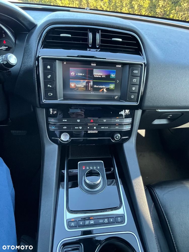 Jaguar F-Pace 20d Portfolio - 29