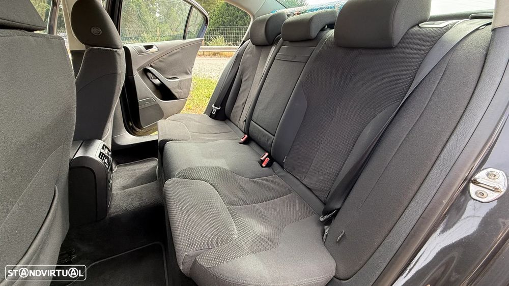 VW Passat 2.0 TDI Confortline DSG - 11