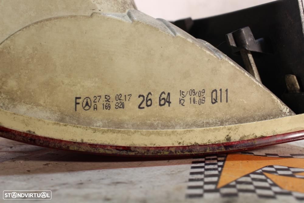 Farolim Direito Mercedes-Benz B-Class (W245)  A1698202664 / Chassi Pas - 8