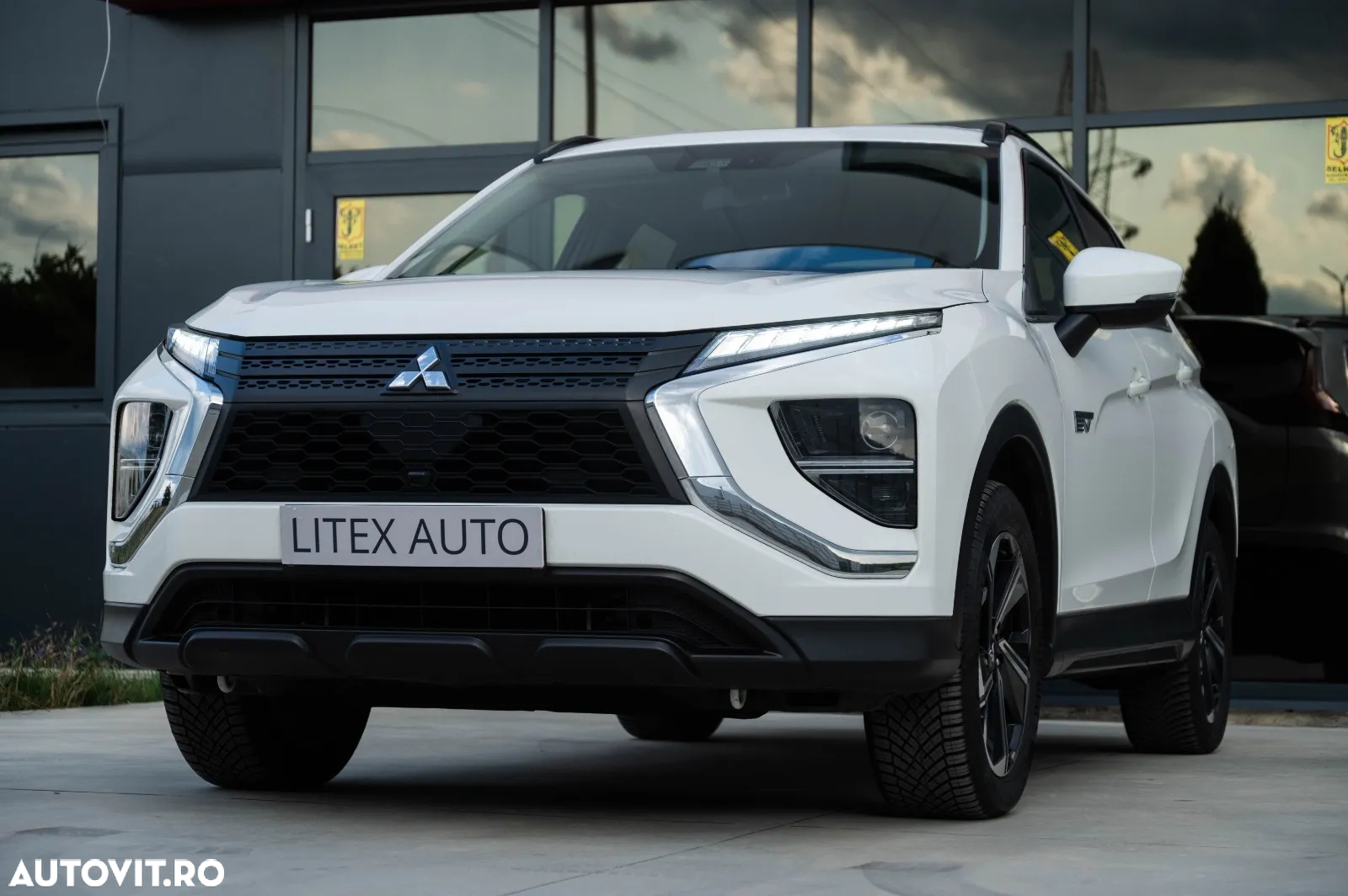 Mitsubishi Eclipse-Cross Plug-In Hybrid 4WD Intro Edition - 2