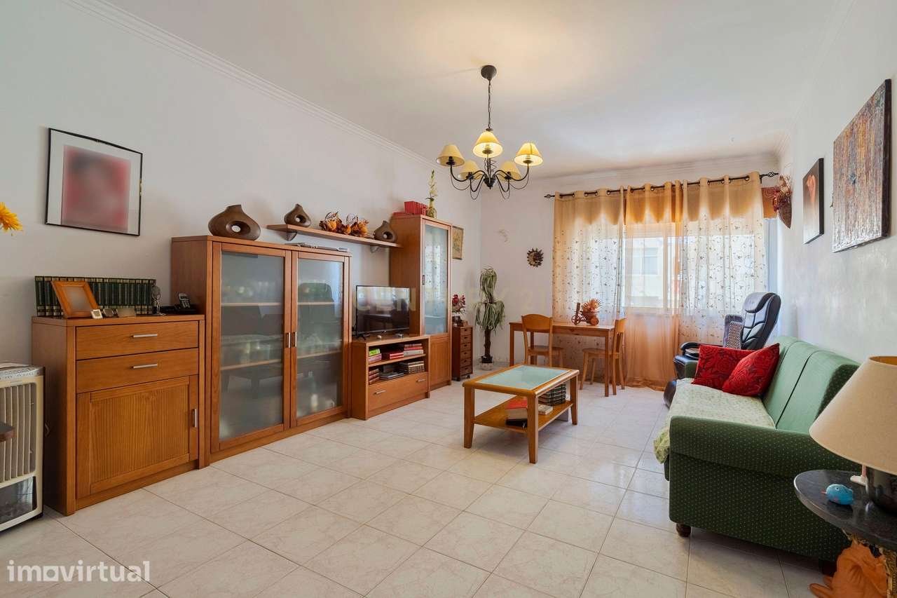 Apartamento de 3 assoalhadas, 1º andar com varanda, 102m2, na Baixa da