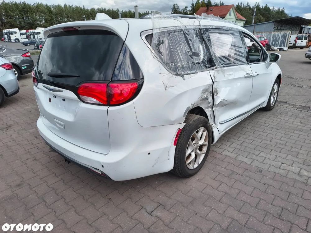 Chrysler Pacifica - 2