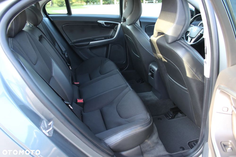 Volvo S60 Cross Country D3 Geartronic Momentum - 19