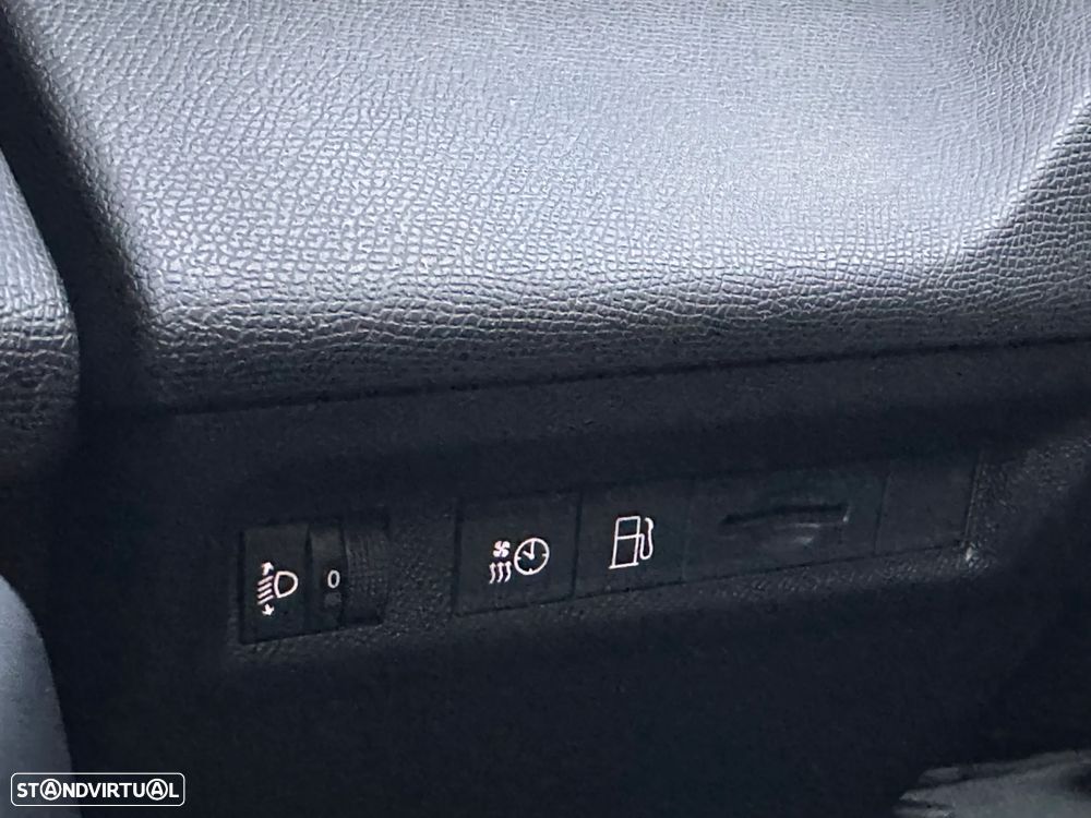 Peugeot 308 1.6 Hybrid Allure Pack e-EAT8 - 28