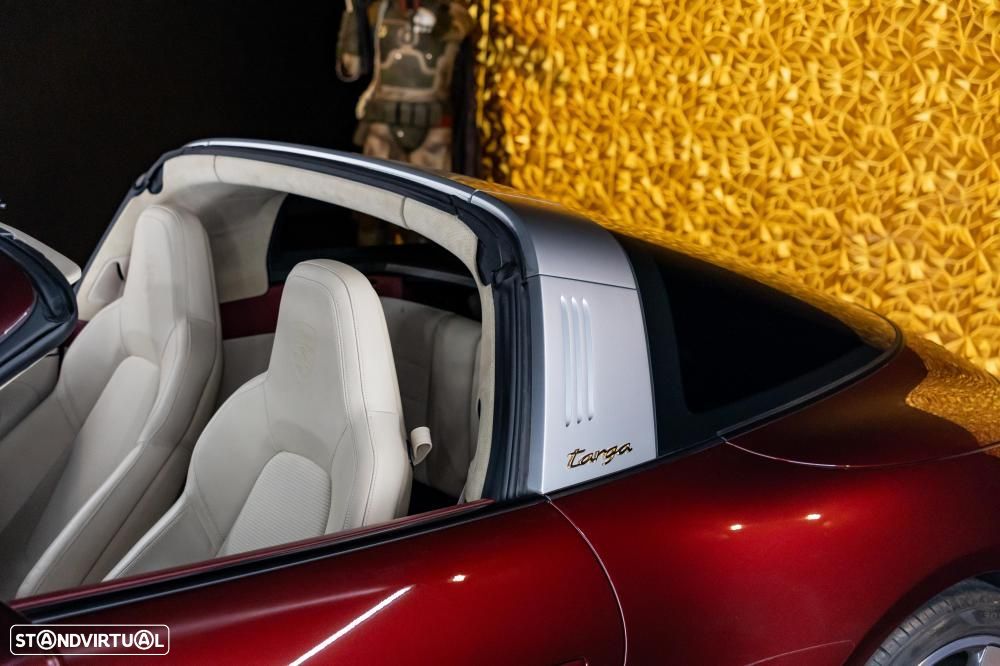 Porsche 911 (992) Targa 4S Heritage Design - 17