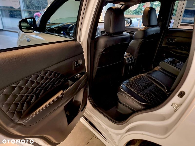 Mitsubishi Outlander Instyle + - 10