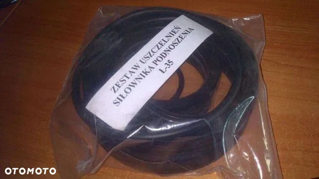 Zestaw uszczelnień siłownika podnoszenia wysięgnika ładowarki Ł-35