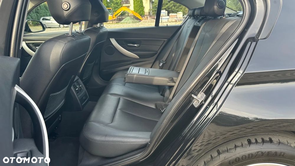 BMW Seria 3 320d xDrive - 11