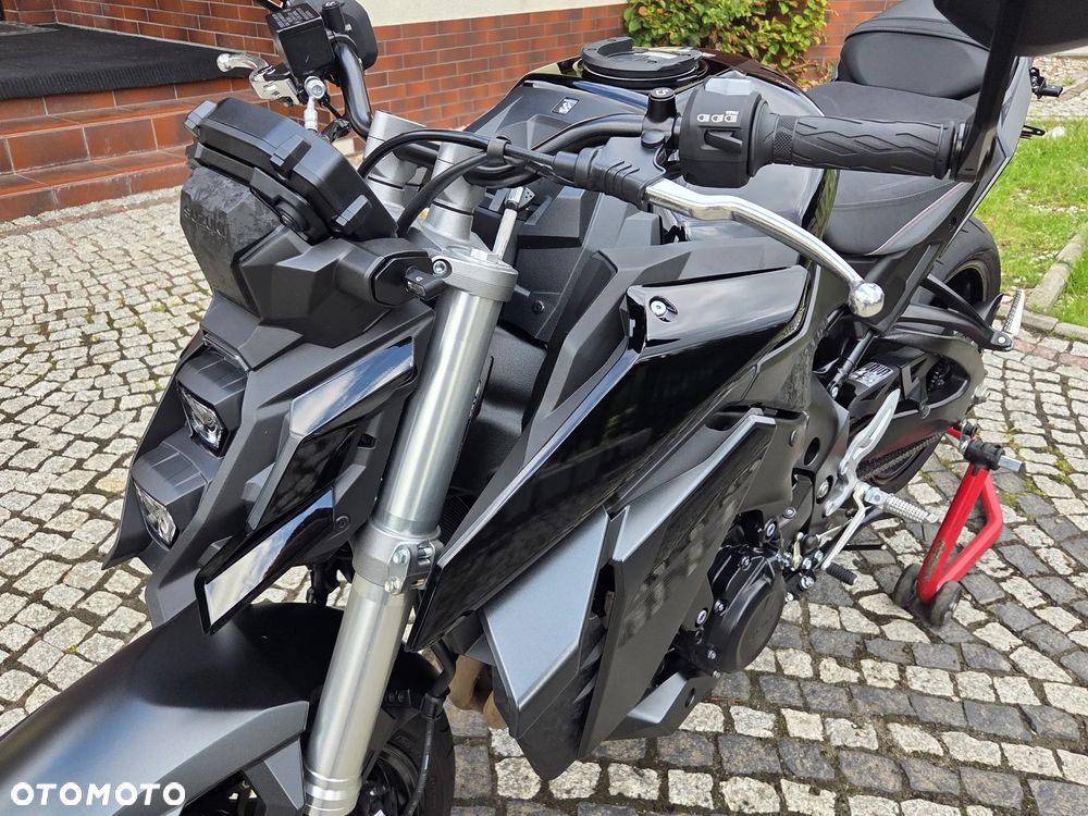 Suzuki GSX - 24
