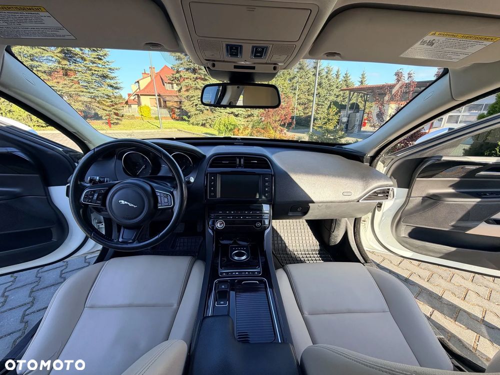 Jaguar XE 25t AWD Prestige - 28