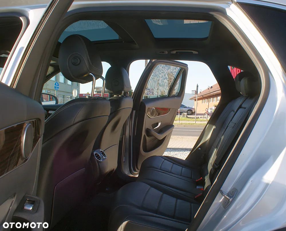 Mercedes-Benz GLC 300 4Matic 9G-TRONIC AMG Line - 27