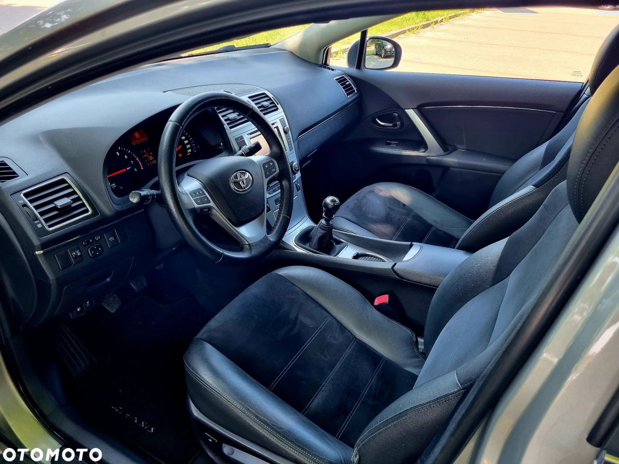 Toyota Avensis 1.8 Premium - 9