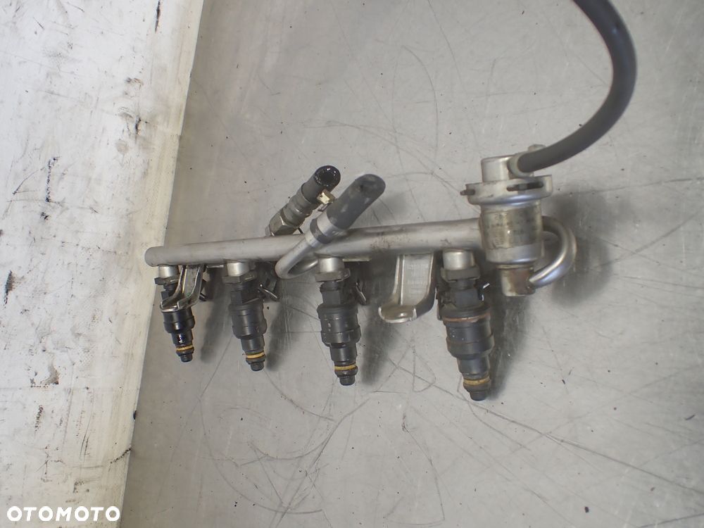 LISTWA WTRYSKOWA AUDI A4 1.8 - 5