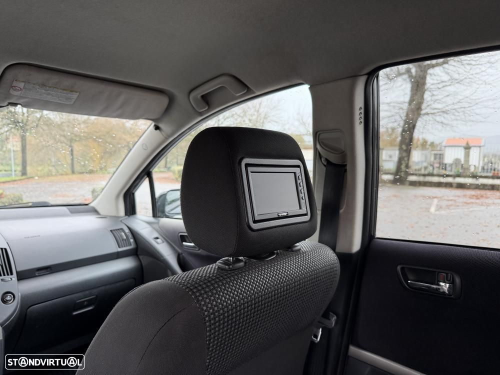 Toyota Corolla Verso 2.2 D-4D High Pack - 23