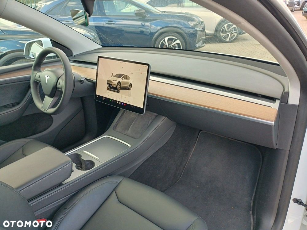 Tesla Model Y Long Range AWD - 16