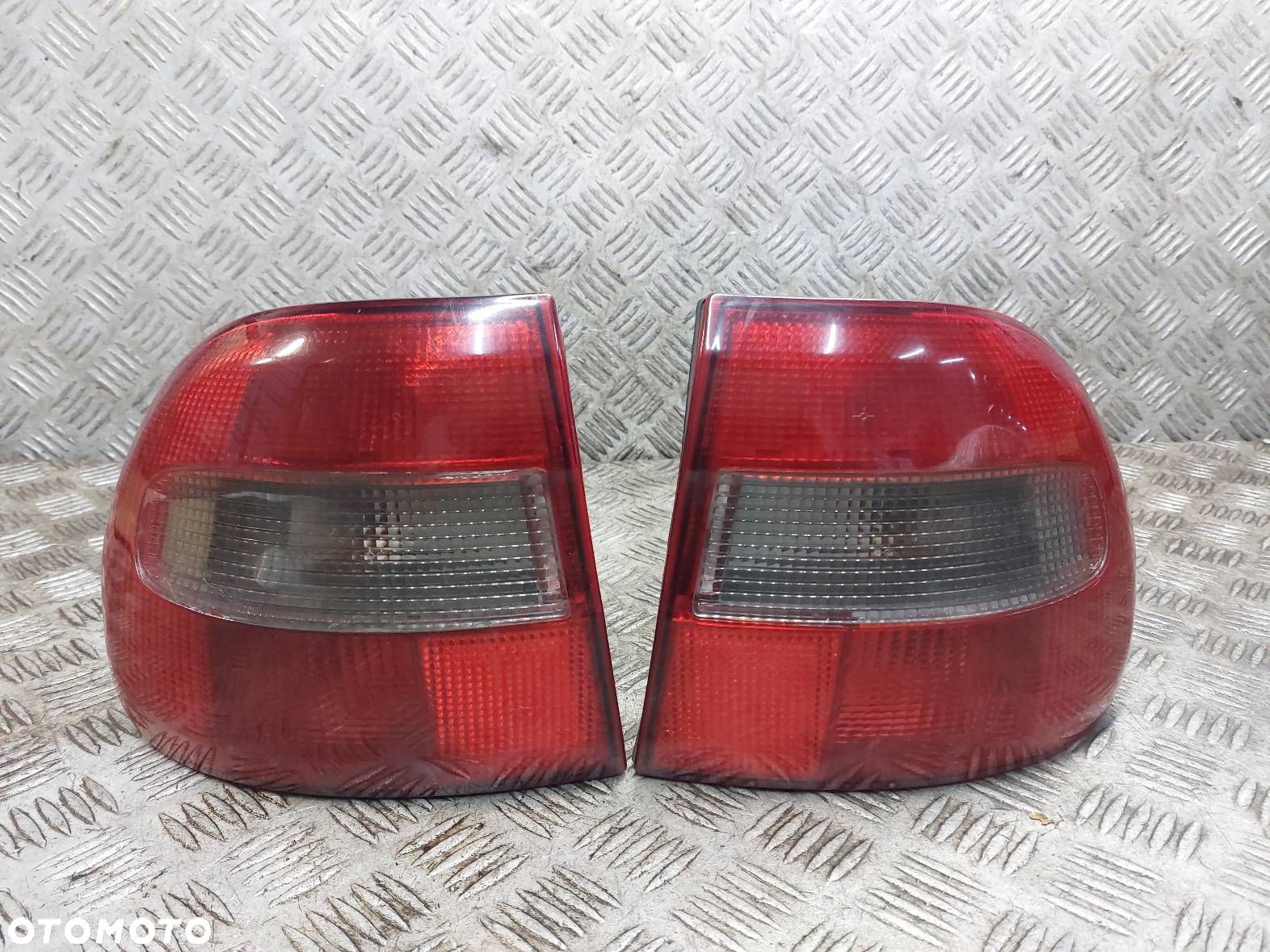 LAMPA LEWY TYŁ + PRAWY TYŁ VOLVO V40 I 30850296 - 1