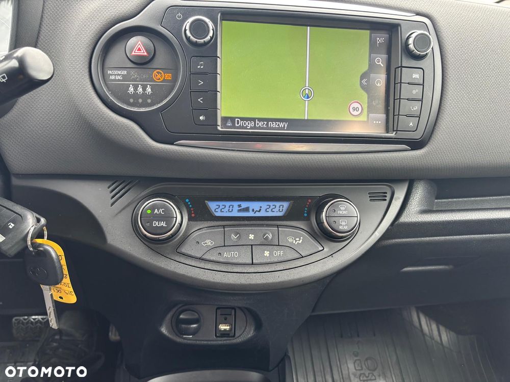 Toyota Yaris Hybrid 100 Sol - 17