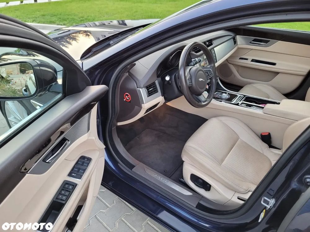 Jaguar XF 20d Prestige - 13