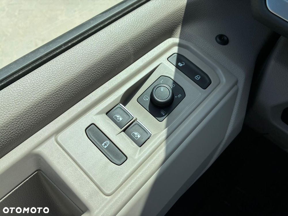 Volkswagen Multivan - 32