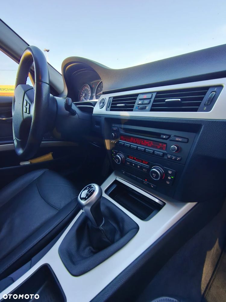 BMW Seria 3 320i Touring - 12