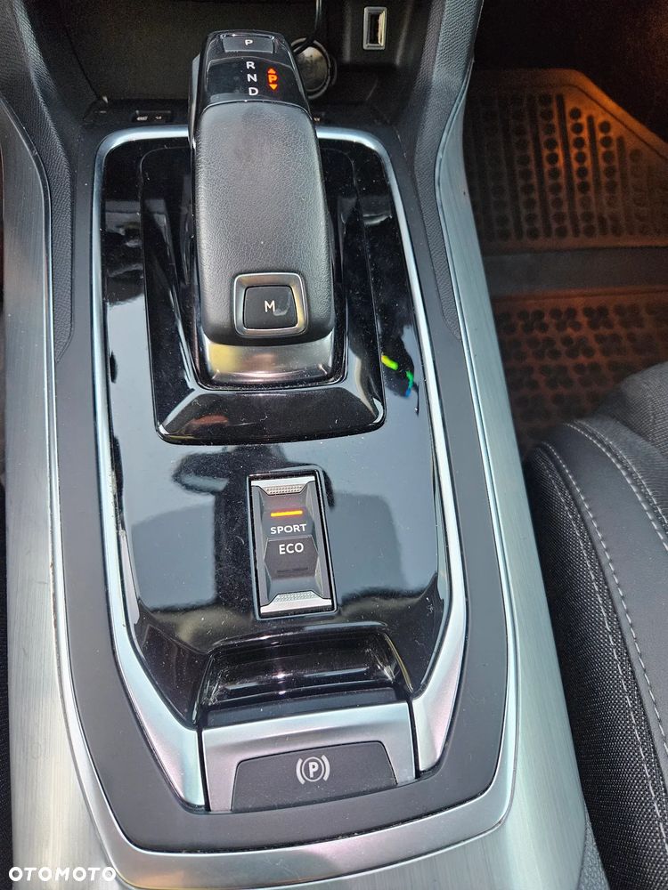 Peugeot 308 1.2 PureTech GPF Allure S&S EAT8 - 24