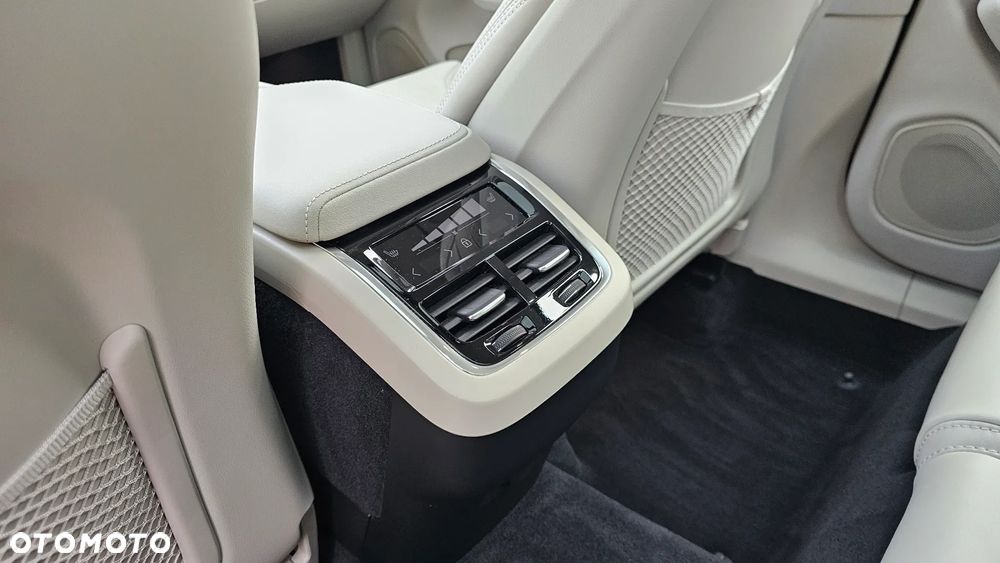 Volvo XC 60 B5 B AWD Ultimate Bright - 12