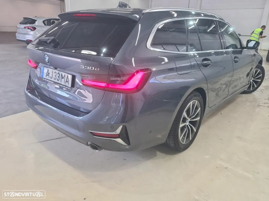 BMW 330 e Touring Line Luxury Auto - 3