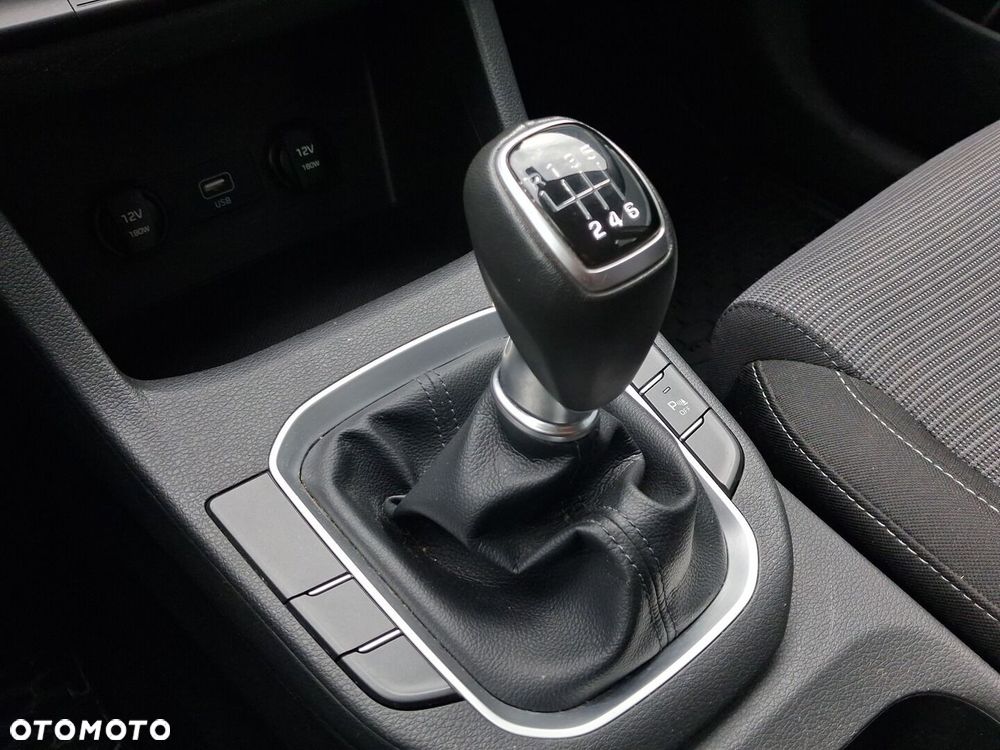Hyundai i30 1.5 DPI Classic + - 23