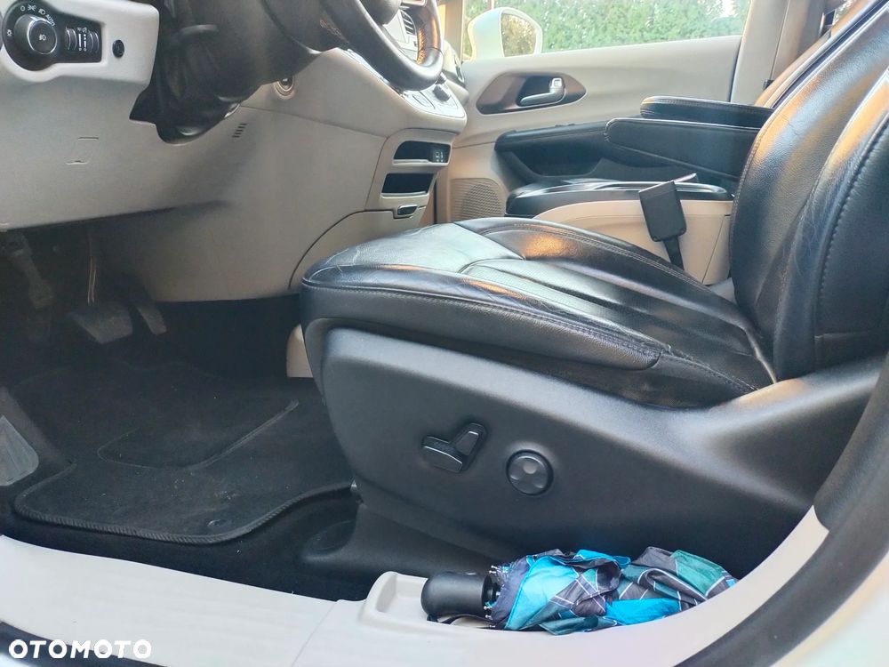 Chrysler Pacifica - 10