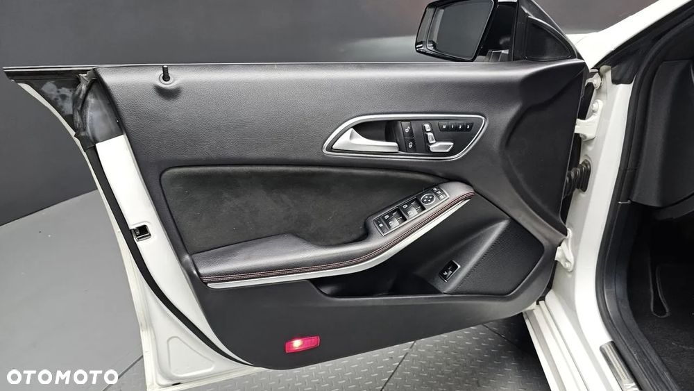 Mercedes-Benz CLA 250 4Matic 7G-DCT AMG Line - 14
