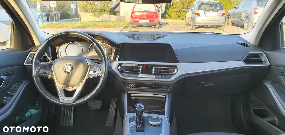 BMW Seria 3 318d - 23