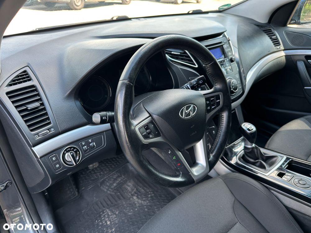 Hyundai i40 Kombi blue 1.6 Family - 12