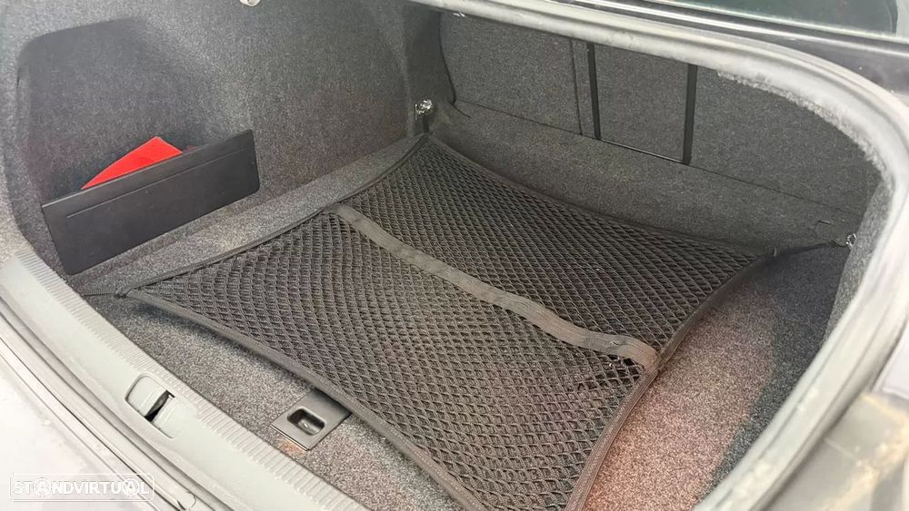 VW Passat 2.0 TDI Sport - 32