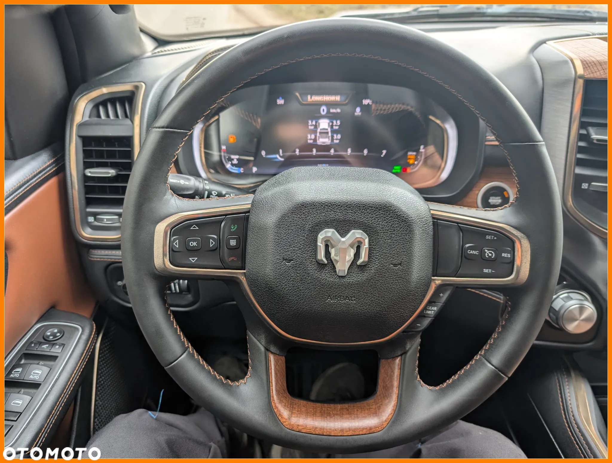 RAM 1500 Crew Cab Longhorn - 24