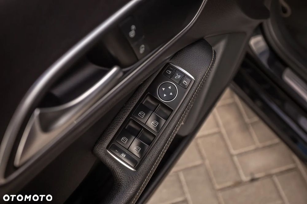 Mercedes-Benz CLA 180 7G-DCT - 23