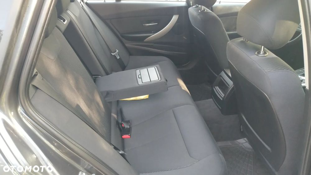 BMW Seria 3 320d xDrive - 27