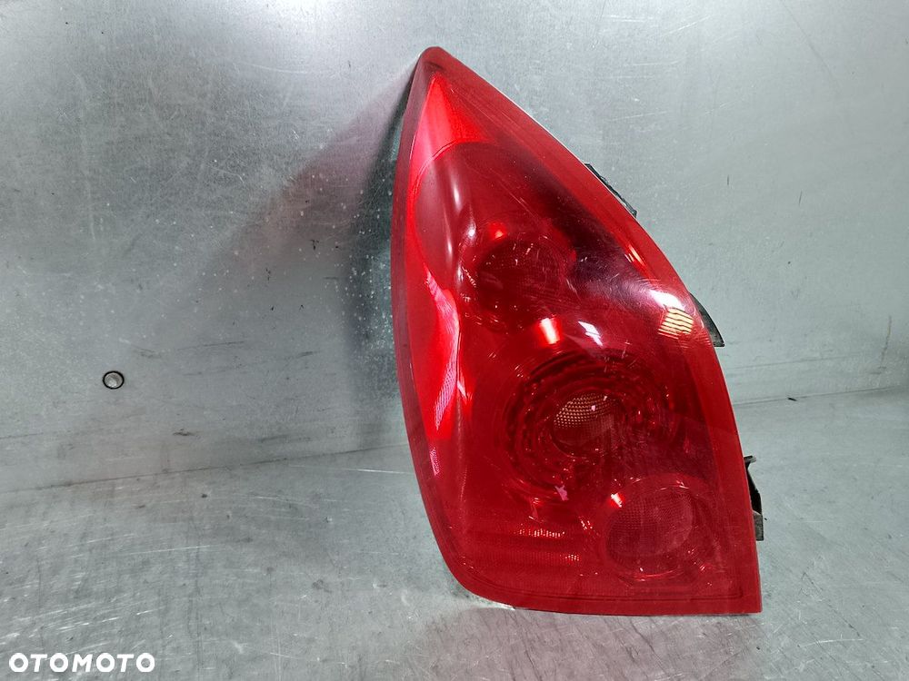 LAMPA TYLNA LEWA NISSAN PRIMERA P12 ( 03-07 ) 89077070 26555AU21B KOMBI - 1