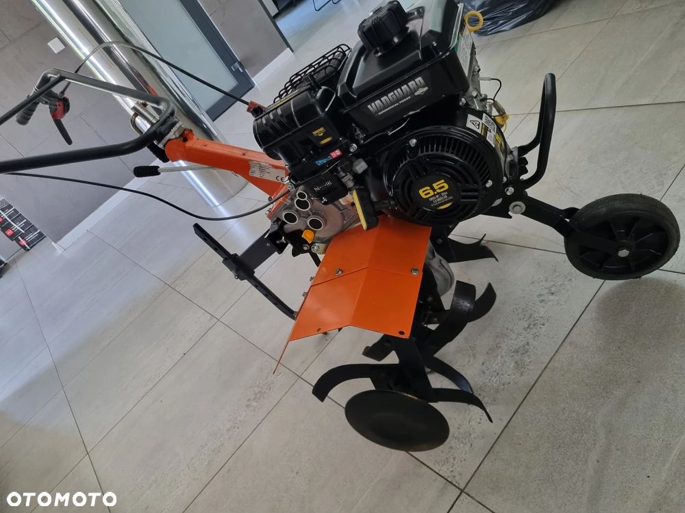 Husqvarna Glebogryzarka Kultywator BENASSI. Włoska Oryginalna Maszyna sprowadzona z Norwegii. Silnik Honda lub BRIGGS VANGUARD. 7km lub 5,5km . Szerokość rob. 80cm. 3 biegi pracy. To nie jest chińczyk!! Prawdziwy kultywator Przemysłowy koszt nowego około 10 tysięcy złotych. Okazja  cena zimowa wyprzedaż!! - 9
