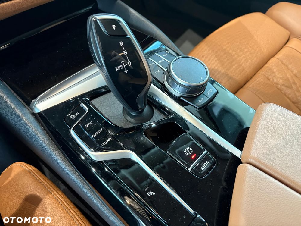 BMW Seria 5 530i xDrive mHEV - 17