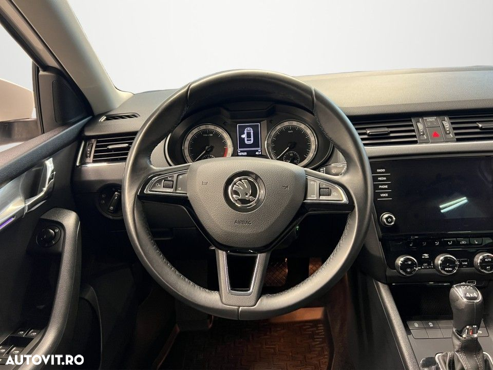 Skoda Octavia Combi Diesel 2.0 TDI 4X4 DSG Style - 10
