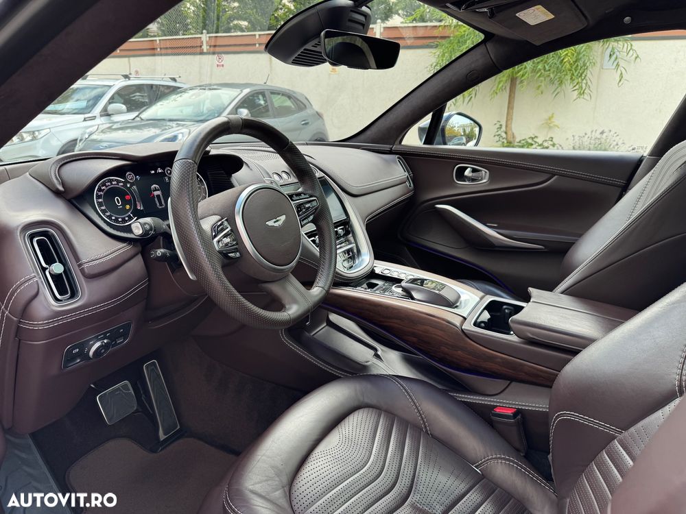 Aston Martin DBX - 8