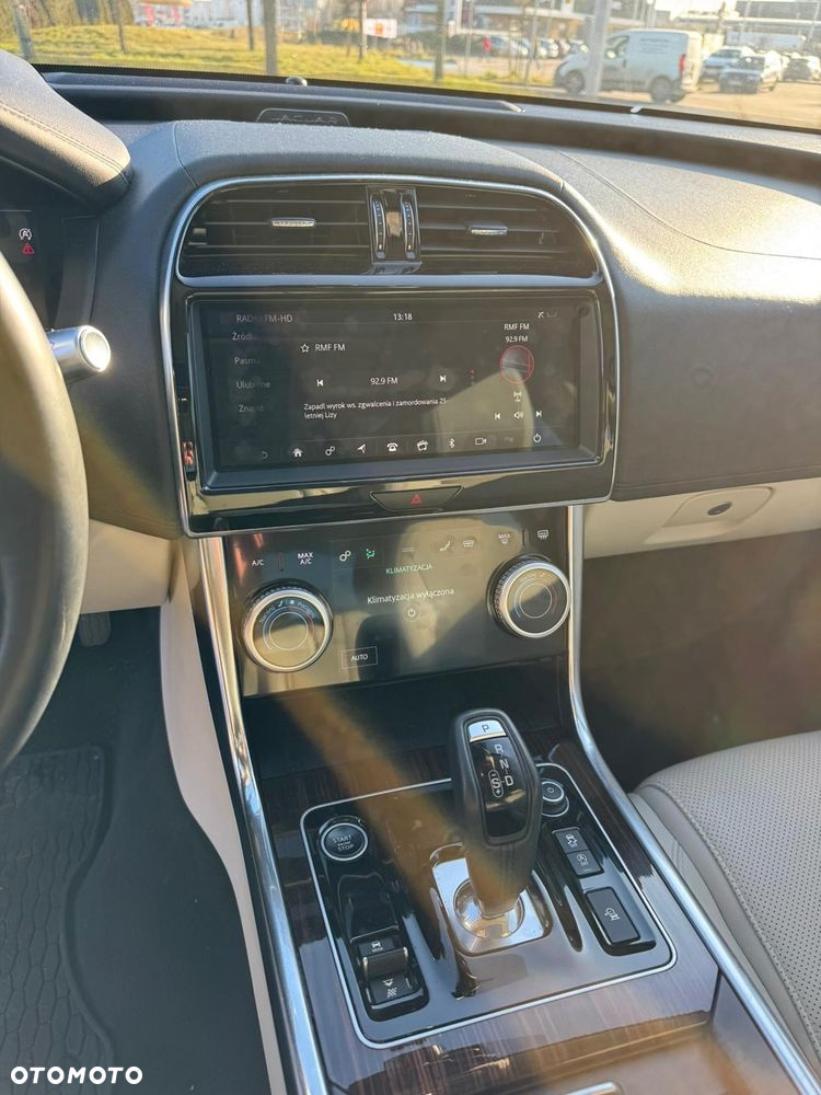 Jaguar XE - 18