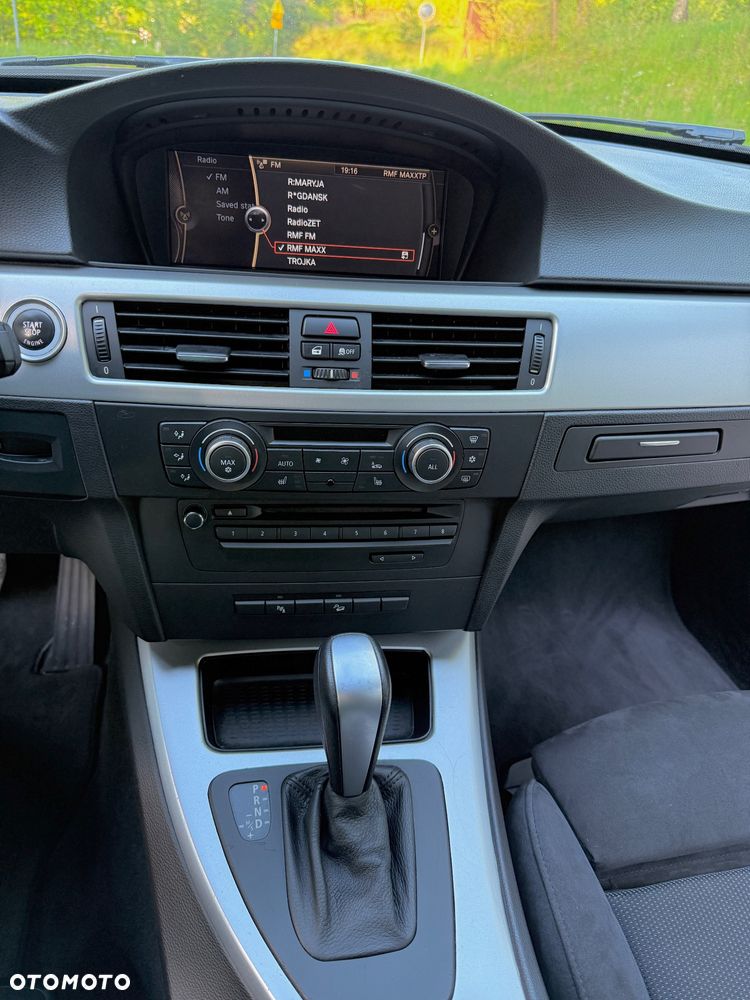 BMW Seria 3 320d xDrive DPF Edition Sport - 28