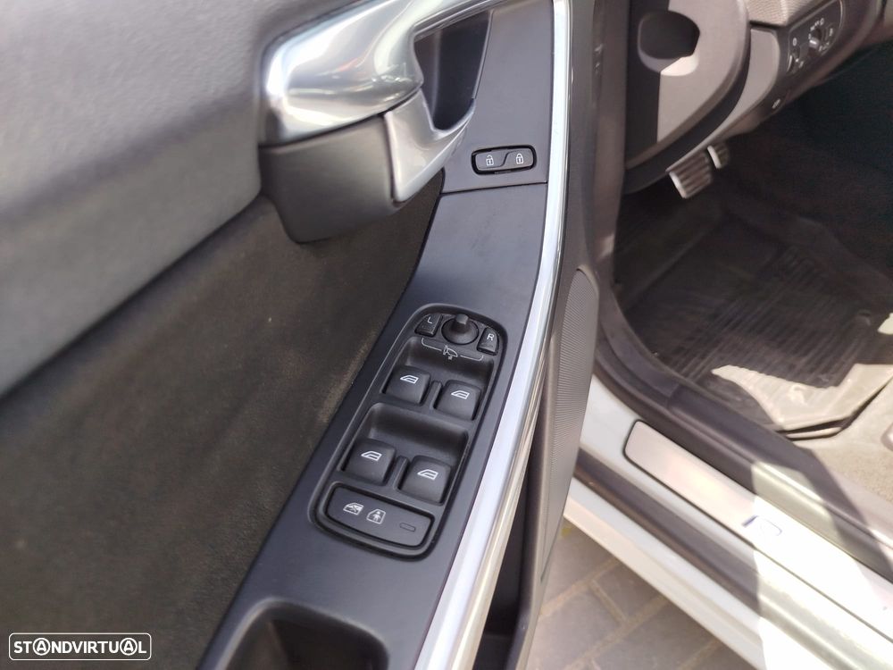Volvo XC 60 2.0 D4 R-Design Geartronic - 8
