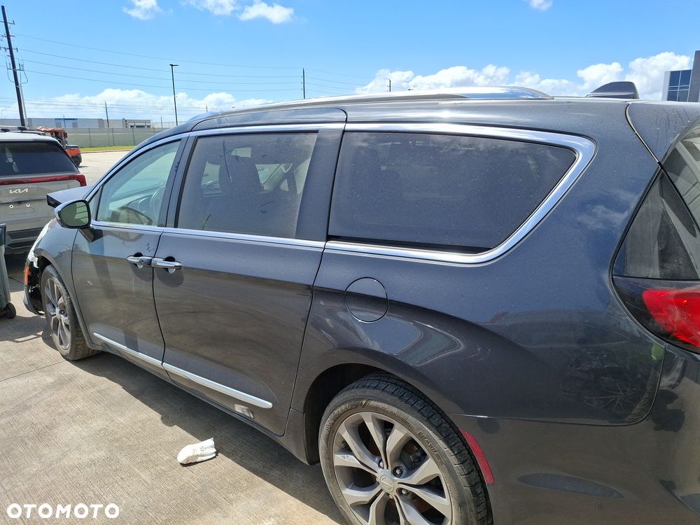 Chrysler Pacifica - 4